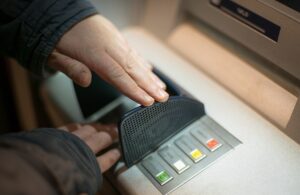 海外ATM手数料を安く抑えるクレジットカードはどれ？
