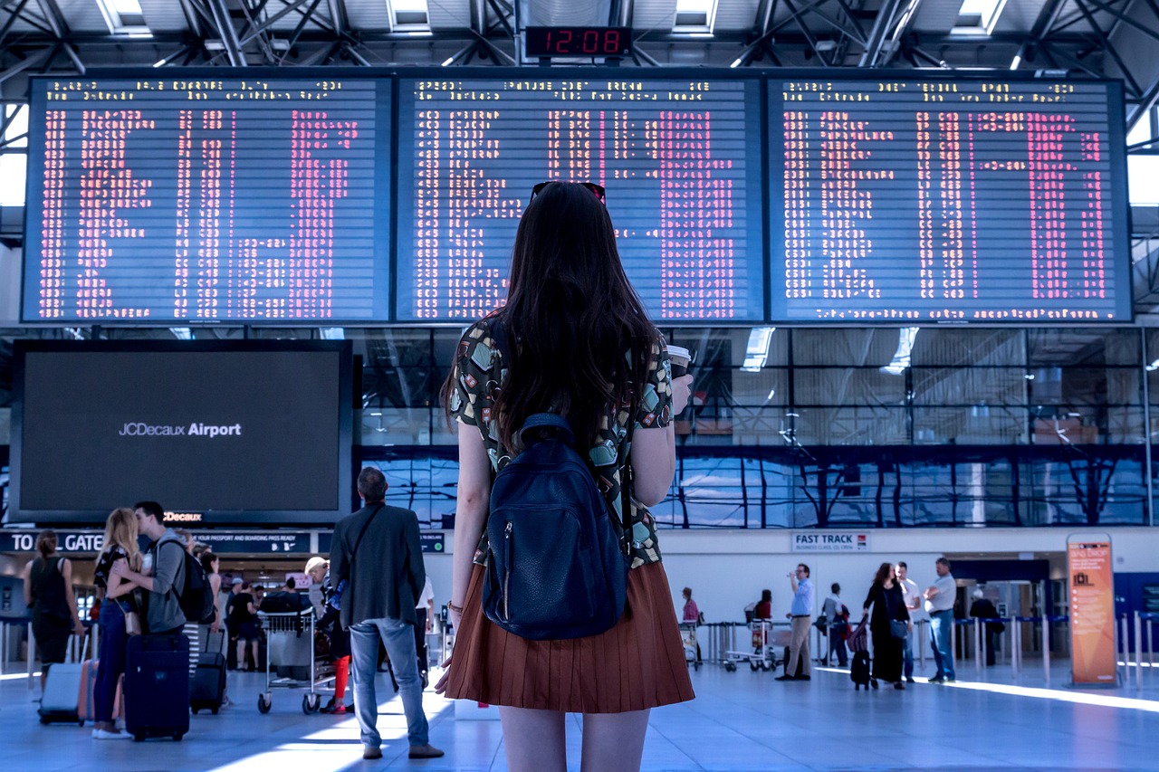 クレジットカードで空港ラウンジを利用する際の同伴者無料特典は？